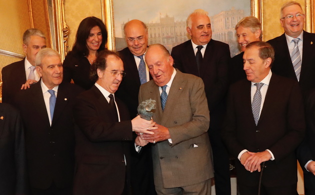 Su Majestad el Rey Don Juan Carlos recibe el Trofeo de la Asociación Española de la Prensa Deportiva